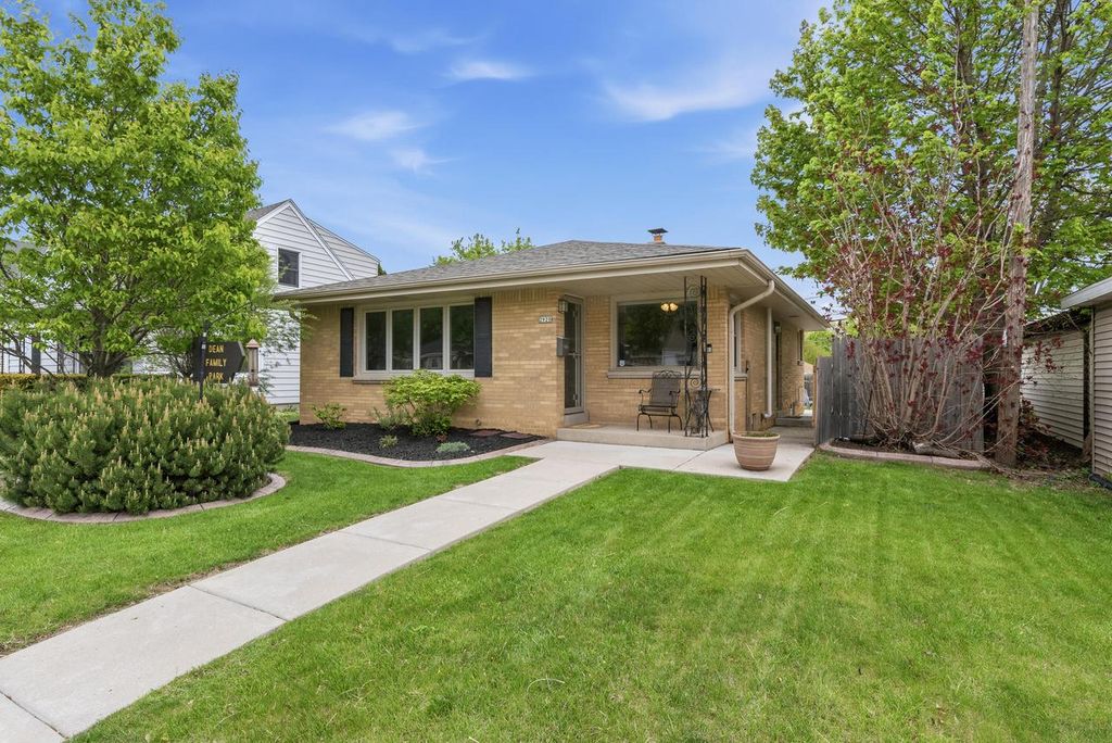 2920 Cudahy AVENUE, Saint Francis, WI 53235