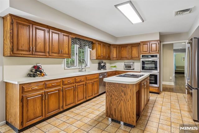 10 Wood Hollow Trail, Upper Saddle River, NJ 07458