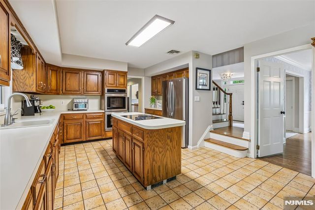 10 Wood Hollow Trail, Upper Saddle River, NJ 07458