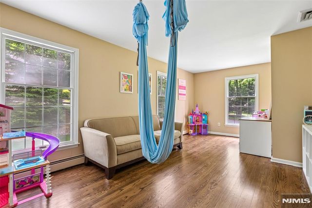 10 Wood Hollow Trail, Upper Saddle River, NJ 07458