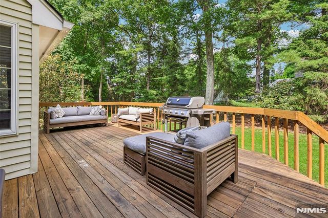 10 Wood Hollow Trail, Upper Saddle River, NJ 07458