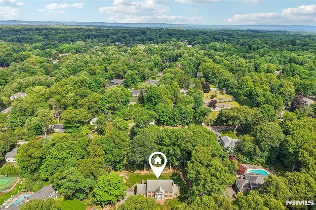 10 Wood Hollow Trail, Upper Saddle River, NJ 07458