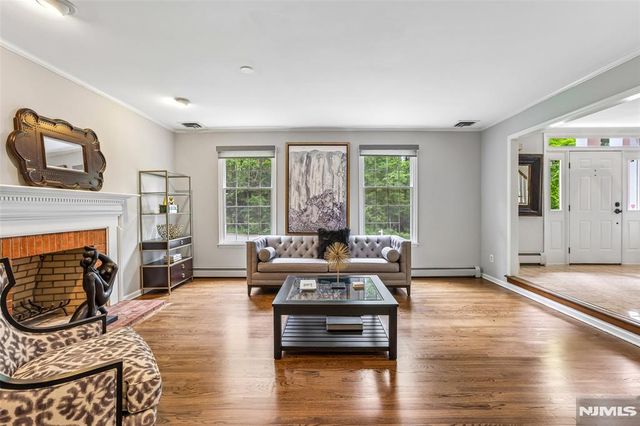 10 Wood Hollow Trail, Upper Saddle River, NJ 07458