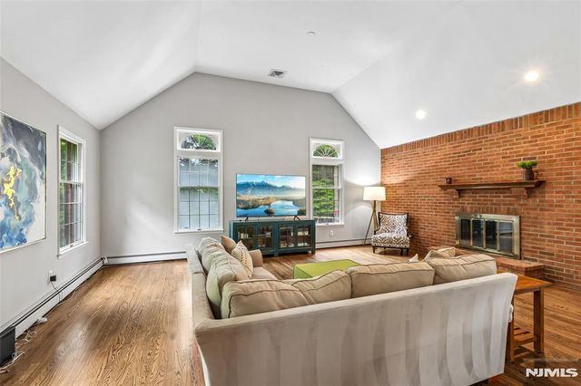 10 Wood Hollow Trail, Upper Saddle River, NJ 07458