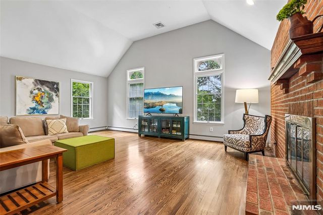 10 Wood Hollow Trail, Upper Saddle River, NJ 07458