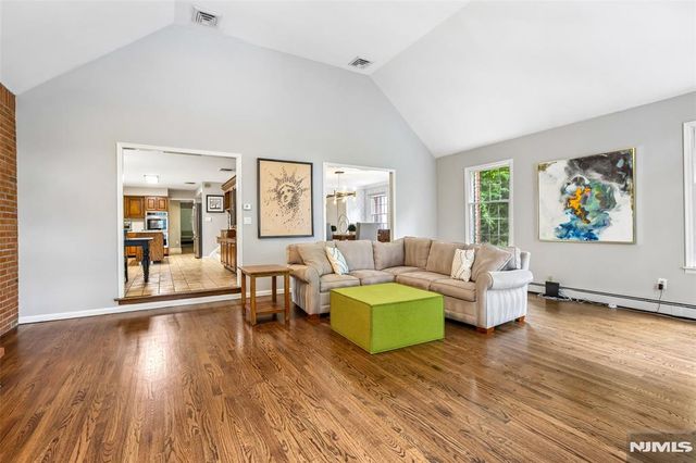 10 Wood Hollow Trail, Upper Saddle River, NJ 07458