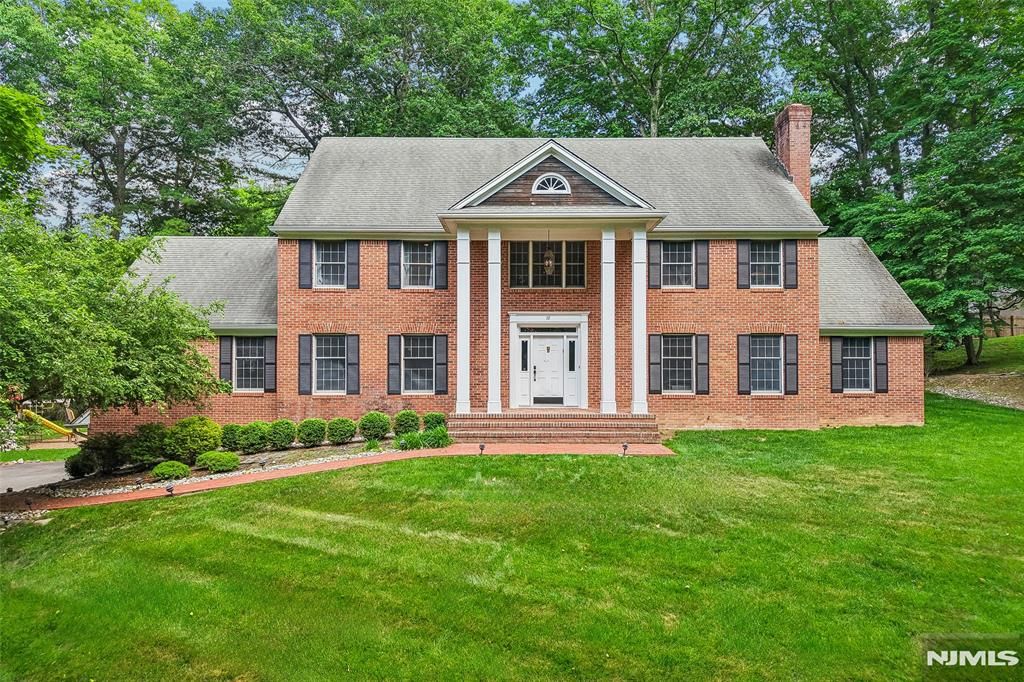 10 Wood Hollow Trail, Upper Saddle River, NJ 07458