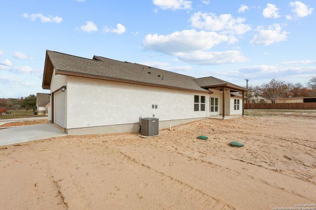 70 Log Cabin Way, Poteet, TX 78065