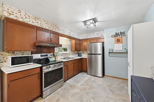 28 Guinn Dr, Amwell, PA 15301