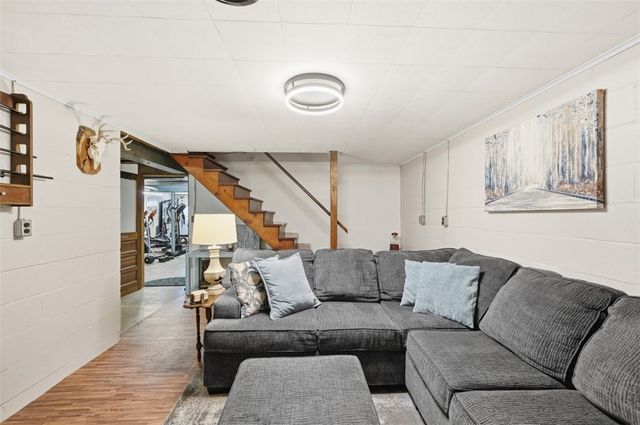28 Guinn Dr, Amwell, PA 15301