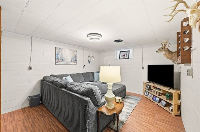 28 Guinn Dr, Amwell, PA 15301