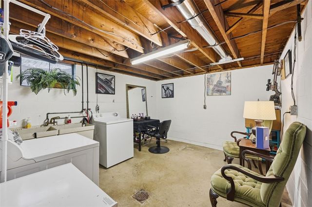28 Guinn Dr, Amwell, PA 15301