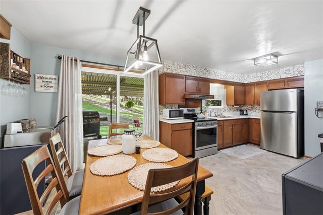 28 Guinn Dr, Amwell, PA 15301