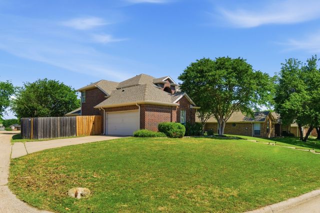 1214 Holly Hill Drive, Grand Prairie, TX 75052