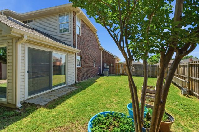 1214 Holly Hill Drive, Grand Prairie, TX 75052