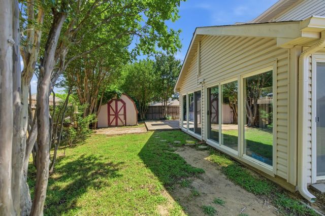 1214 Holly Hill Drive, Grand Prairie, TX 75052