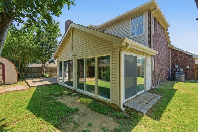 1214 Holly Hill Drive, Grand Prairie, TX 75052