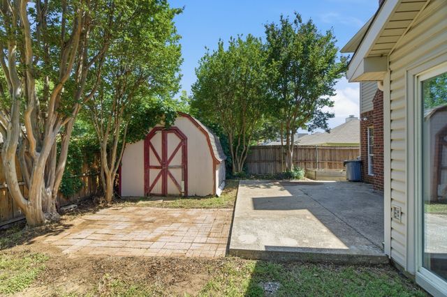 1214 Holly Hill Drive, Grand Prairie, TX 75052