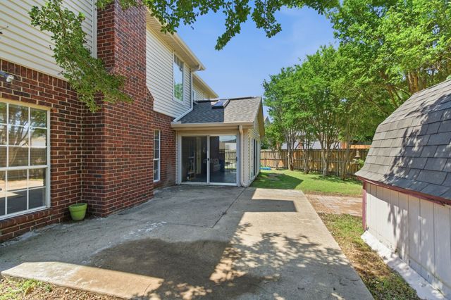 1214 Holly Hill Drive, Grand Prairie, TX 75052