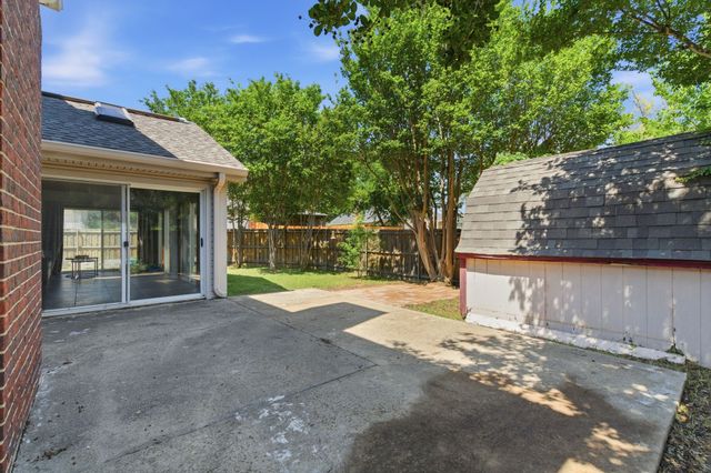 1214 Holly Hill Drive, Grand Prairie, TX 75052