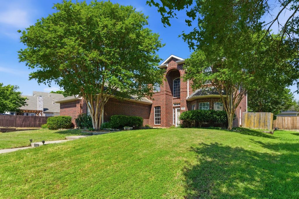 1214 Holly Hill Drive, Grand Prairie, TX 75052