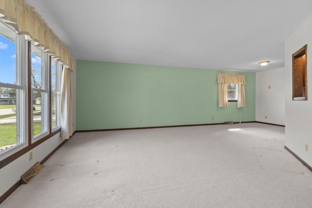 301 W Westlawn AVENUE, Elkhorn, WI 53121