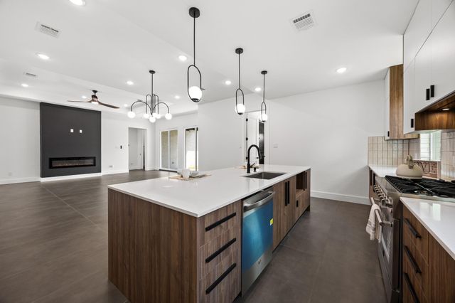 98 Camden Hills Drive, Montgomery, TX 77356