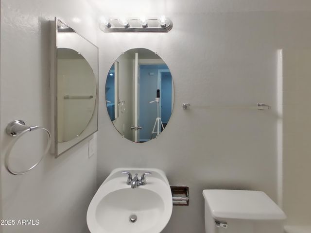 8566 W DENTON Lane, Glendale, AZ 85305