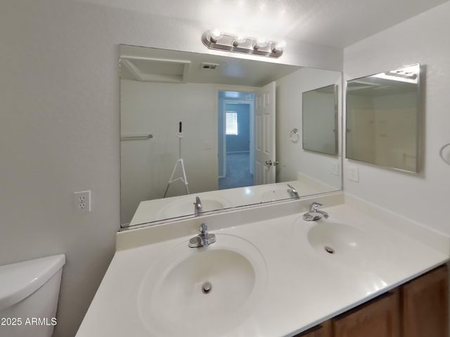 8566 W DENTON Lane, Glendale, AZ 85305