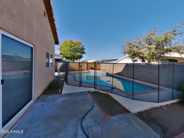 8566 W DENTON Lane, Glendale, AZ 85305