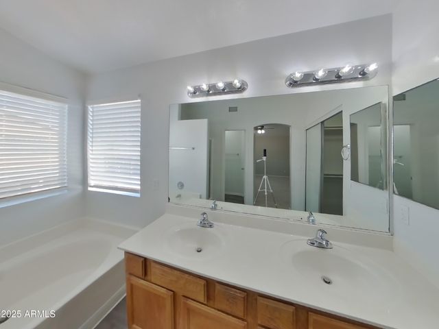 8566 W DENTON Lane, Glendale, AZ 85305