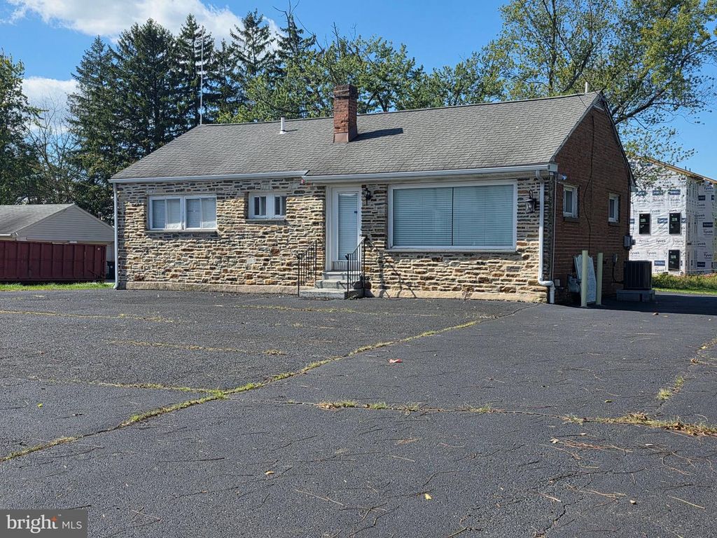 513 W BUTLER AVE, CHALFONT, PA 18914 — exterior