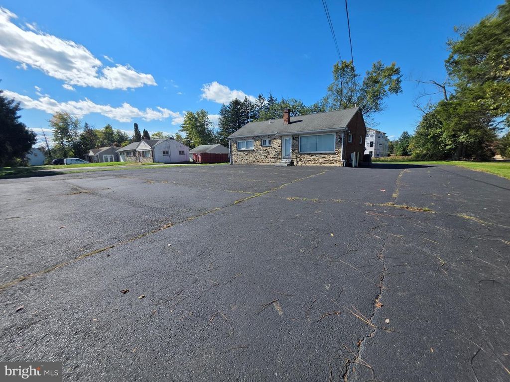 513 W BUTLER AVE, CHALFONT, PA 18914 — photo 2