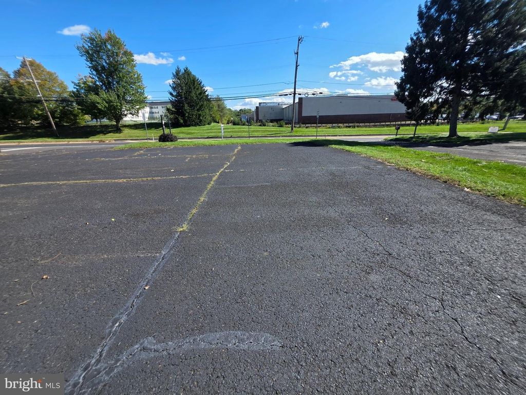 513 W BUTLER AVE, CHALFONT, PA 18914 — photo 4