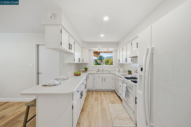 2465 Wright Ave, Pinole, CA 94564
