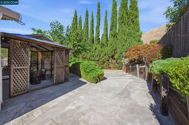 2465 Wright Ave, Pinole, CA 94564