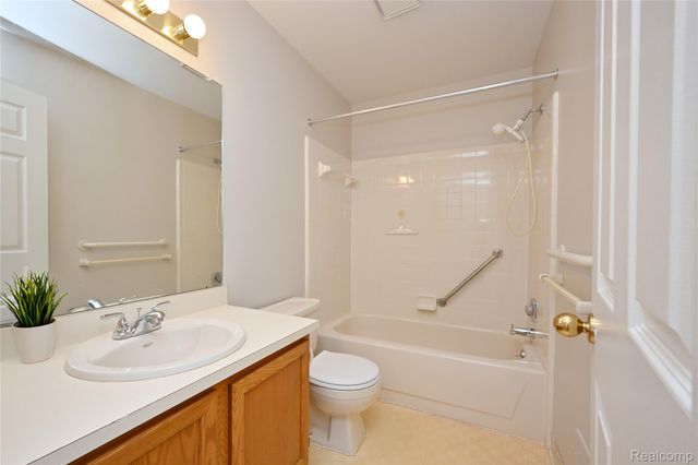 7274 Westchester Road 8, West Bloomfield Charter Township, MI 48322