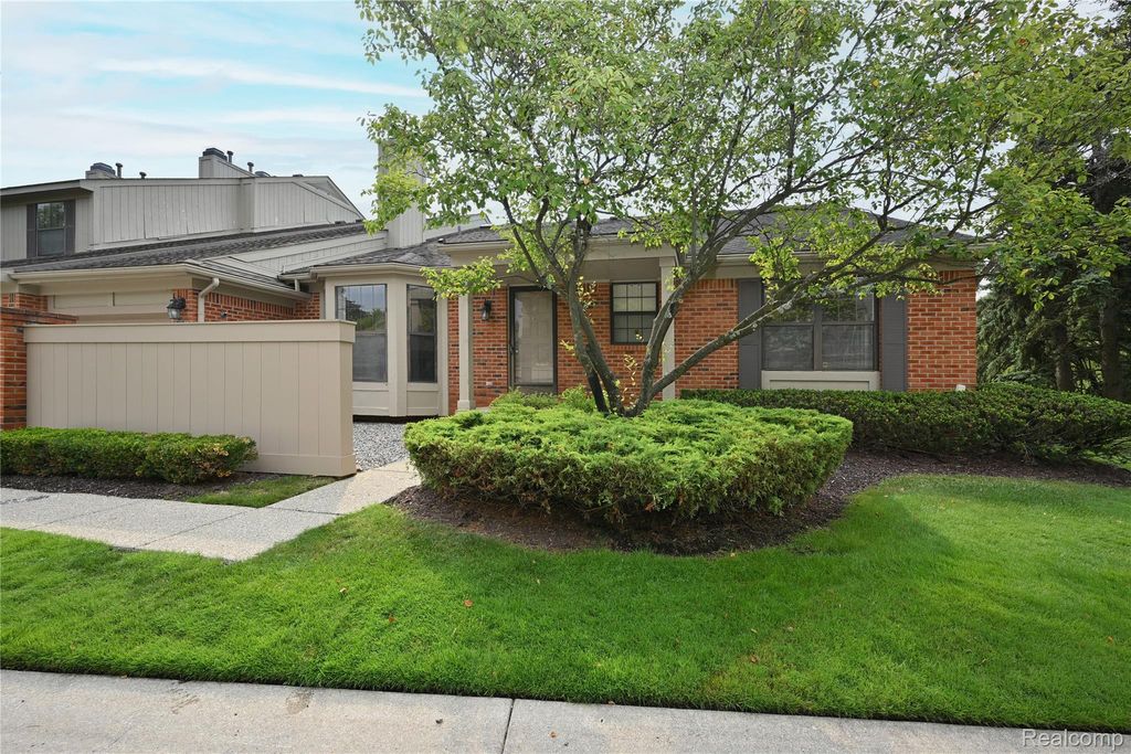 7274 Westchester Road 8, West Bloomfield Charter Township, MI 48322