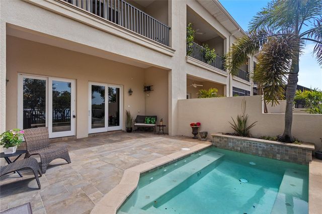 1008 PASEO DEL RIO NE, St Petersburg, FL 33702
