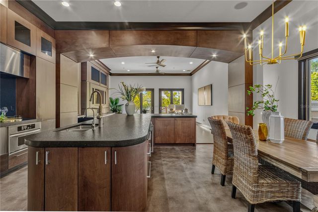 1008 PASEO DEL RIO NE, St Petersburg, FL 33702