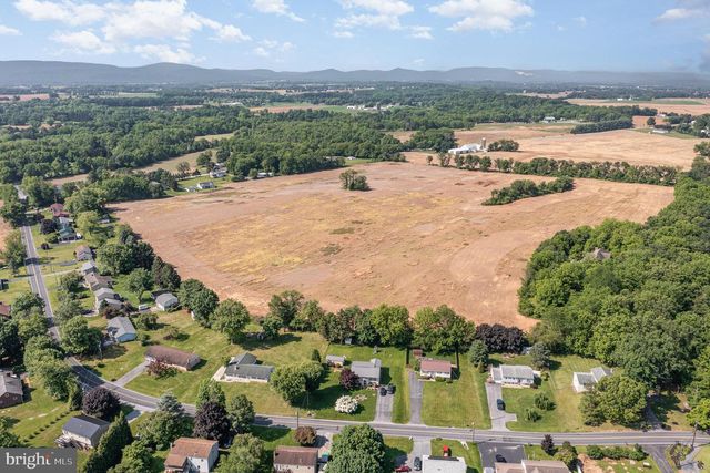 1370 W TRINDLE RD, Carlisle, PA 17015