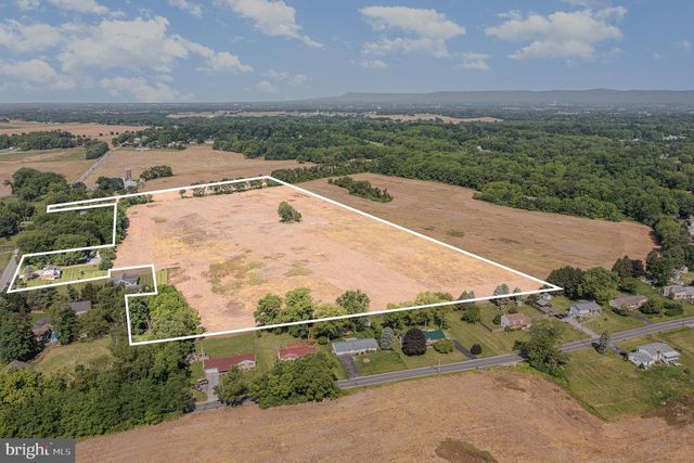 1370 W TRINDLE RD, Carlisle, PA 17015