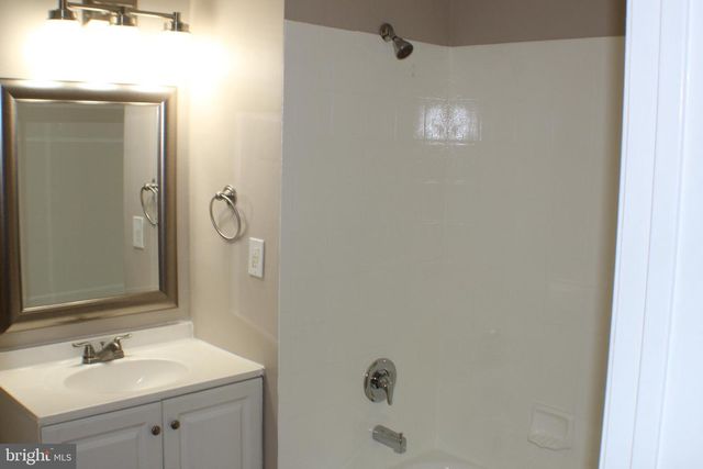 8 ESSEX LN, Ewing Twp, NJ 08628