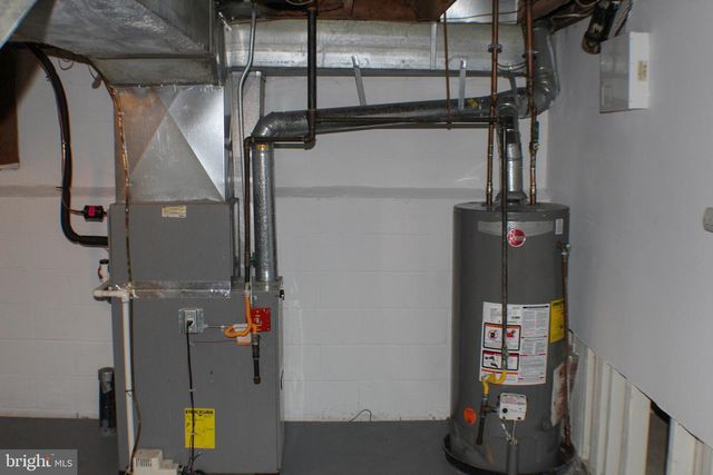 8 ESSEX LN, Ewing Twp, NJ 08628