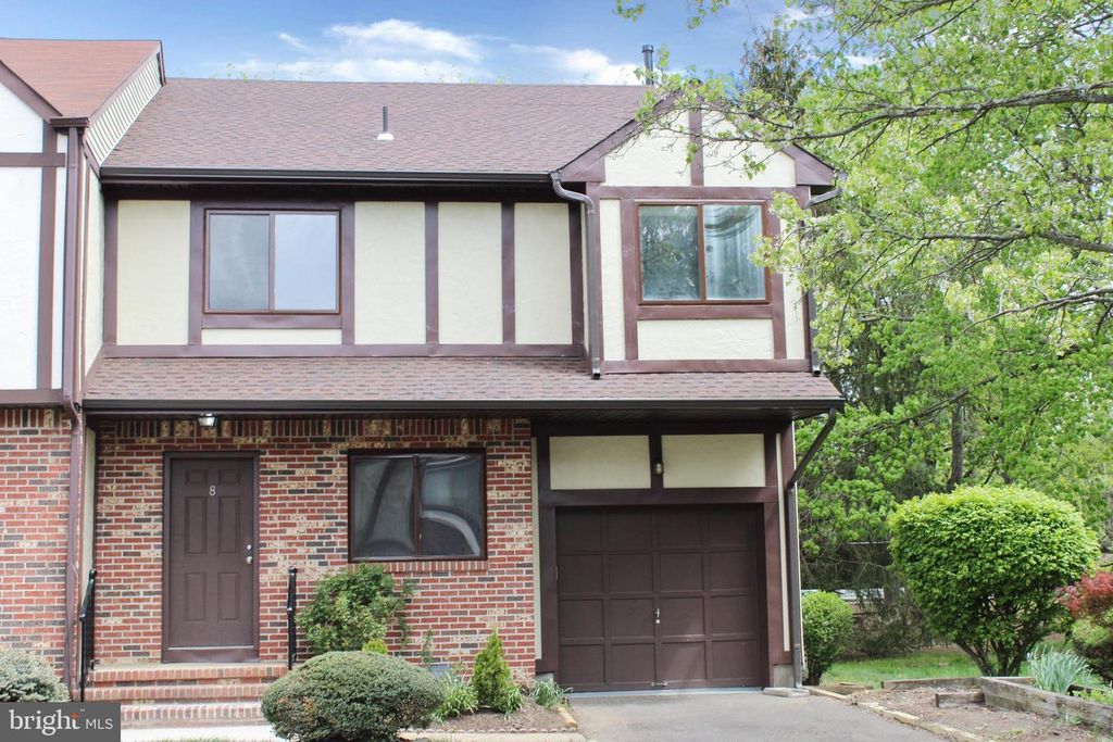 8 ESSEX LN, Ewing Twp, NJ 08628