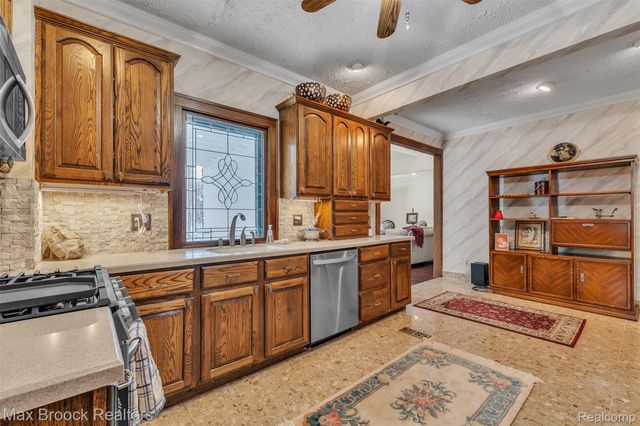 23009 Maple Avenue, Farmington, MI 48336