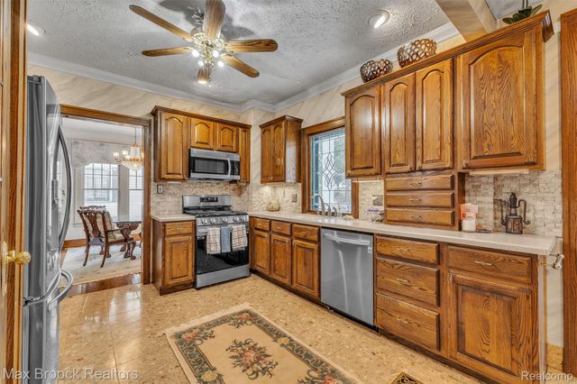 23009 Maple Avenue, Farmington, MI 48336