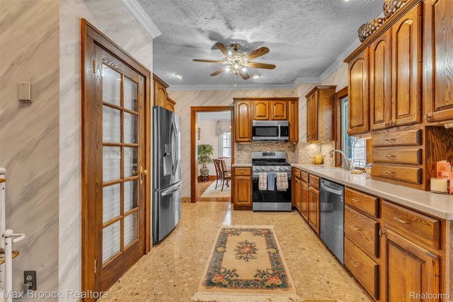 23009 Maple Avenue, Farmington, MI 48336