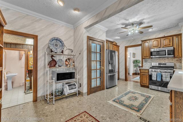 23009 Maple Avenue, Farmington, MI 48336