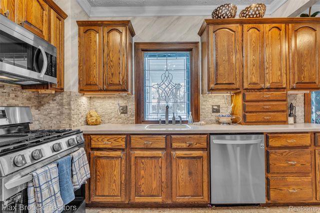 23009 Maple Avenue, Farmington, MI 48336